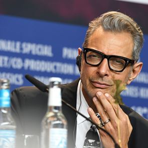 Μικρά μυστικά για να φροντίζεις σωστά τα γκρίζα <em>μαλλιά</em>