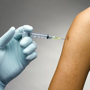 Τι γνωρίζουμε για τις αλλεργικές αντιδράσεις του <em>εμβολίου</em> των Pfizer/BioNTech