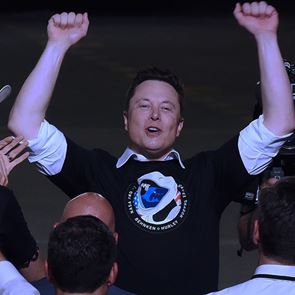 Ο Elon Musk επανέφερε τον λογαριασμό του <em>Trump</em> στο Twitter
