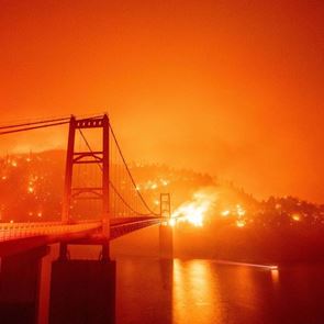 Εικόνες αποκάλυψης από τις πυρκαγιές στην Καλιφόρνια