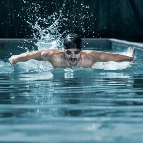 Η κολύμβηση HIIT λιώνει το λίπος σε χρόνο-ρεκόρ