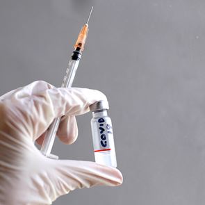 Eρωτήματα και αβεβαιότητες για το ελπιδοφόρο <em>εμβόλιο</em> των Pfizer-BioNTech