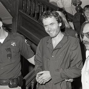 Το νέο docuseries του <em>Netflix</em> σκιαγραφεί τον serial killer Ted Bundy