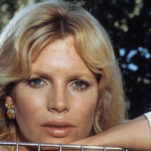 Η Kim Basinger και η παντοτινή γοητεία της 'σεξωγήινης' των '80s