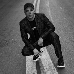 Ένα ανατρεπτικά πρωτοχρονιάτικο look από τον στιλίστα Στέφανο Ζαούση