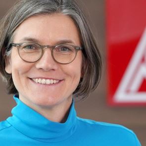 Christiane Benner, η γυναίκα που θέλει να δαμάσει τον <em>Elon</em> <em>Musk</em>