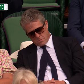 O Hugh Grant έριξε υπνάκο σε αγώνα τένις στο Wimbledon και έγινε viral
