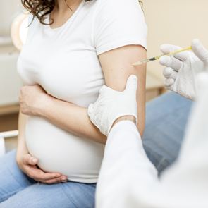 Ασφαλή τα <em>εμβόλια</em> Pfizer και Moderna για τις εγκύους, σύμφωνα με το CDC