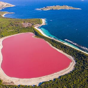 Πού είναι αυτή η ροζ λίμνη που έχει γίνει viral στο Instagram
