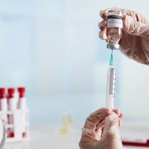 Η ΕΕ υπέγραψε συμβόλαιο με την AstraZeneca για 300 εκ. δόσεις εμβολίου