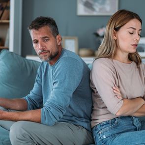 Τι είναι το negging και πώς μπορεί να καταστρέψει μια σχέση