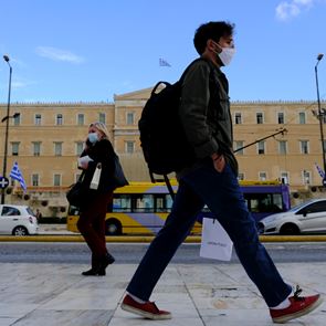 <em>Κορονοϊός</em>: Σχεδόν 100 νεκροί σε μία μέρα