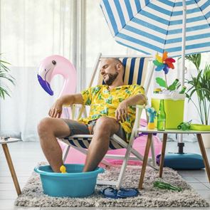 Τι λέει η ψυχολογία για εσένα που θέλεις να περνάς το Σαββατοκύριακο στο σπίτι