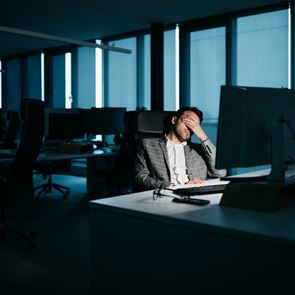 Ένας ψυχαναλυτής εξηγεί γιατί στο burnout δεν αρκεί μόνο να χαλαρώσεις