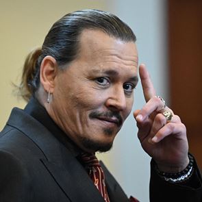 Η πρώτη φωτογραφία του Johnny Depp ως βασιλιάς Λουδοβίκος ΙΕ