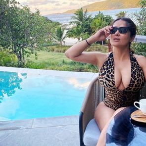 Η Salma Hayek καλωσορίζει το νέο έτος