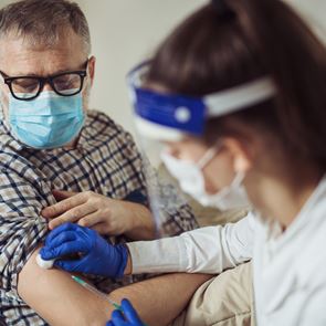 Τα dos & don'ts πριν και μετά το <em>εμβόλιο</em>