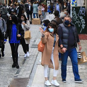 <em>Κορονοϊός</em>: Σοκ με νέο μαύρο ρεκόρ 9.284 κρουσμάτων