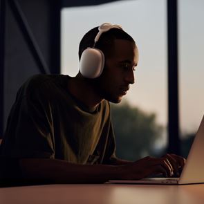 Η <em>Apple</em> αποκάλυψε τα AirPods Max