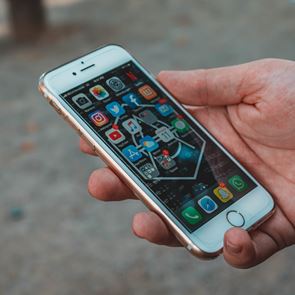H <em>Ρωσία</em> βάζει φρένο στο μονοπώλιο της Apple και της Google