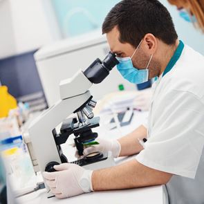 5 ελληνικές κλινικές μελέτες για την <em>COVID</em>-<em>19</em>
