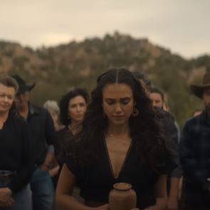 Στο Trigger Warning του <em>Netflix</em> η Jessica Alba παίρνει την εκδίκησή της, στην κυριολεξία