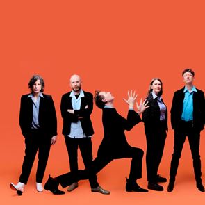 Ο Alex Kapranos των Franz Ferdinand έπαιξε μπουζούκι στο Glastonbury-το επικό ντουέτο με διάσημο ηθοποιό