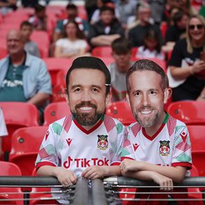 Ryan Reynolds και Rob McElhenney μας καλωσορίζουν στο Ρέξαμ