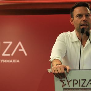 Η στιγμή που ο Στέφανος Κασσελάκης γιουχάρεται ενώ φτάνει στην εκδήλωση για την Κεντροαριστερά