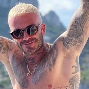 O David Beckham φέρνει ξανά στη μόδα τα μαγιό των 70s