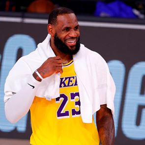 Το Esquire στο hoodie του LeBron James