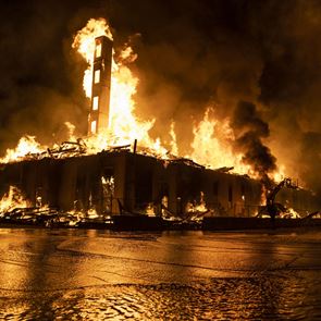 Στη Μινεάπολη ξεχειλίζει η οργή για τη δολοφονία του George Floyd