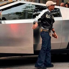 Από τον Pharell Williams στη Lady Gaga, το <em>Tesla</em> Cybertruck είναι το όχημα των αστέρων