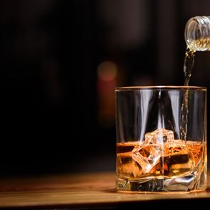 Το αλκοόλ βοήθησε την εξέλιξη της ανθρωπότητας σύμφωνα με την επιστήμη