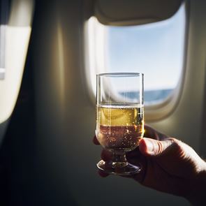 Γιατί δεν πρέπει να πίνεις αλκοόλ όταν πετάς με αεροπλάνο