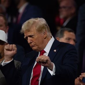 Ο 78χρονος Donald Trump μόλις αυτοαποκαλέστηκε 'ωραίος και έξυπνος νεαρός