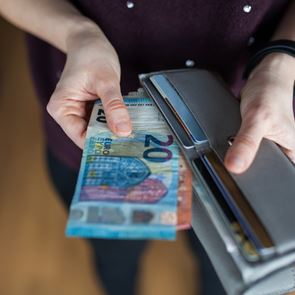 Στα 780 ευρώ από 1η Απριλίου ο κατώτατος μισθός