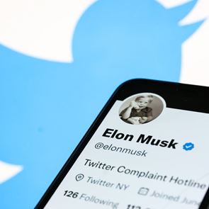 Το Twitter πλέον αξίζει το 1/3 του ποσού που πλήρωσε ο <em>Elon</em> <em>Musk</em>