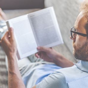 Τι είναι το "tsundoku" που γίνεται μόνο με βιβλία