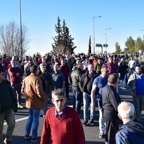 Κλιμακώνονται οι κινητοποιήσεις των αγροτών