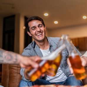 Η δουλειά που πληρώνεσαι 12.000 ευρώ για να πίνεις μπύρα