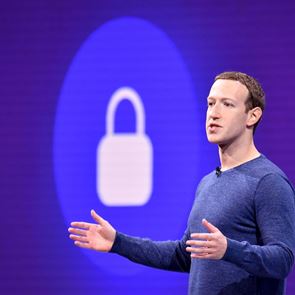 Μετοχές του <em>Facebook</em> πουλά καθημερινά ο Mark Zuckerberg