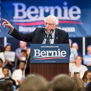 Ο Bernie Sanders συγκέντρωσε 1,8 εκατ. δολάρια για άπορους ηλικιωμένους