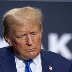 Σε άλλα νέα, ο Donald <em>Trump</em> νομίζει πως είναι ένας άλλος Nelson Mandela