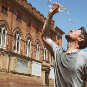 Tι ακριβώς συμβαίνει στο σώμα μας στον καύσωνα