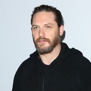 O Tom Hardy 'γλυκοιτάζει' το κινηματογραφικό Peaky Blinders