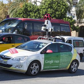 Πώς θα 'εξαφανίσεις' το σπίτι σου από το <em>Google</em> Street View και γιατί πρέπει να το κάνεις