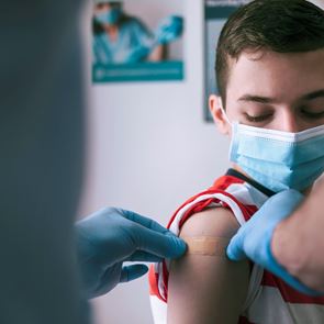 Εκεί όπου όλοι έχουν κάνει το <em>εμβόλιο</em> κατά του κορονοϊού