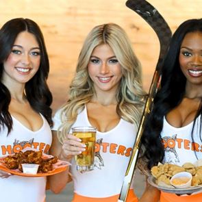 Κλείνουν τα εστιατόρια Hooters-Γνωστά για την εξυπηρέτηση με τα "καυτά" κορίτσια τους