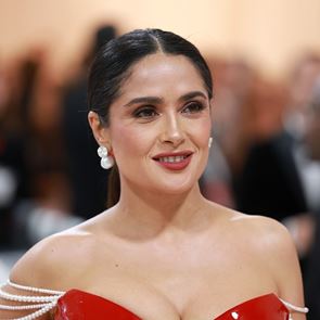 Salma Hayek με μπλε μπικίνι για να πάει καλά η Τρίτη μας